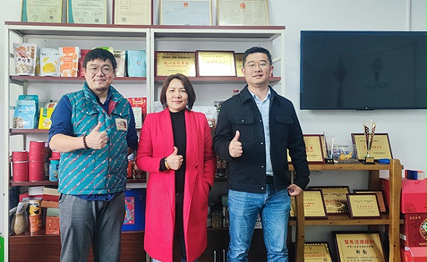 焦点娱乐坚果加工厂与薛总洽谈坚果行情和未来的市场