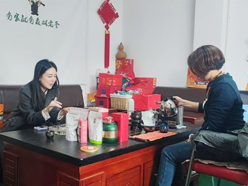 焦点娱乐坚果加工厂与东莞赵总洽淡坚果年货礼盒代工