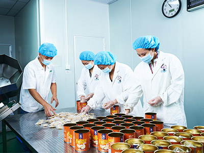 焦点娱乐员工查看包装中