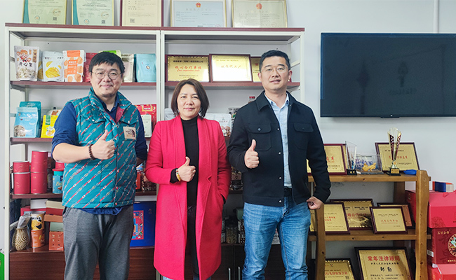 焦点娱乐坚果加工厂与薛总洽谈坚果行情和未来的市场