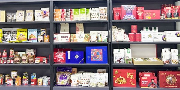 携手共赢 共拓市场——焦点娱乐坚果代工厂与黄小姐洽淡坚果批发代工