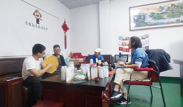 焦点娱乐坚果加工厂与逯总洽谈坚果贴牌代工